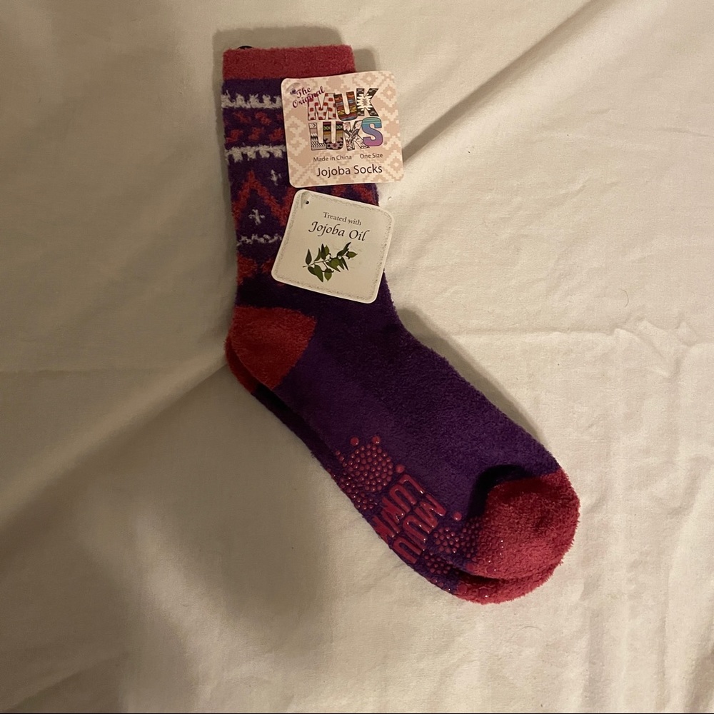 NWT Muk Luks Fluffy / Fuzzy Grippy Socks Pink/Purple/White with Jojoba Oil